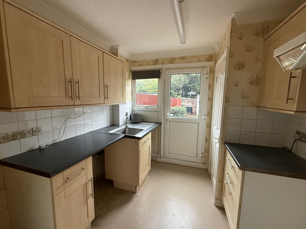 Lot: 159 - HOUSE IN NEED OF IMPROVEMENT - Kitchen in House in Need of Improvement